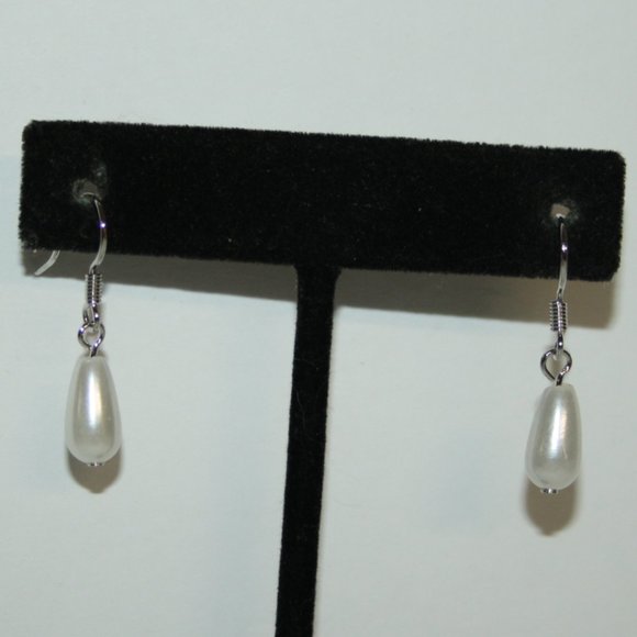 🤍 Silver & Pearl Drop Earrings · 1" · Classic Glow ✨ - Picture 1 of 4